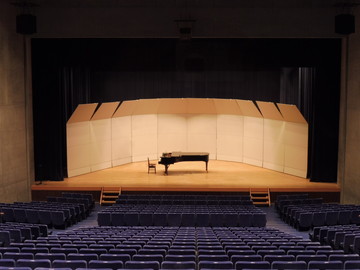 大ホールの音響反射板の写真